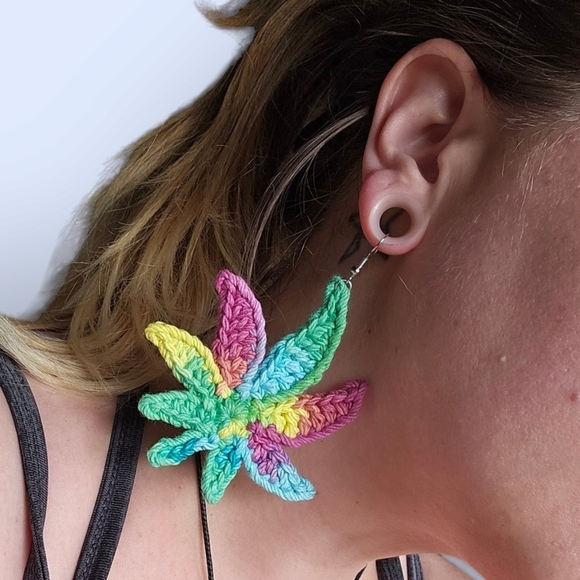 Mary Jane - Maple Leaf - Reefer - Pot - Handmade earrings - Picture 6 of 16